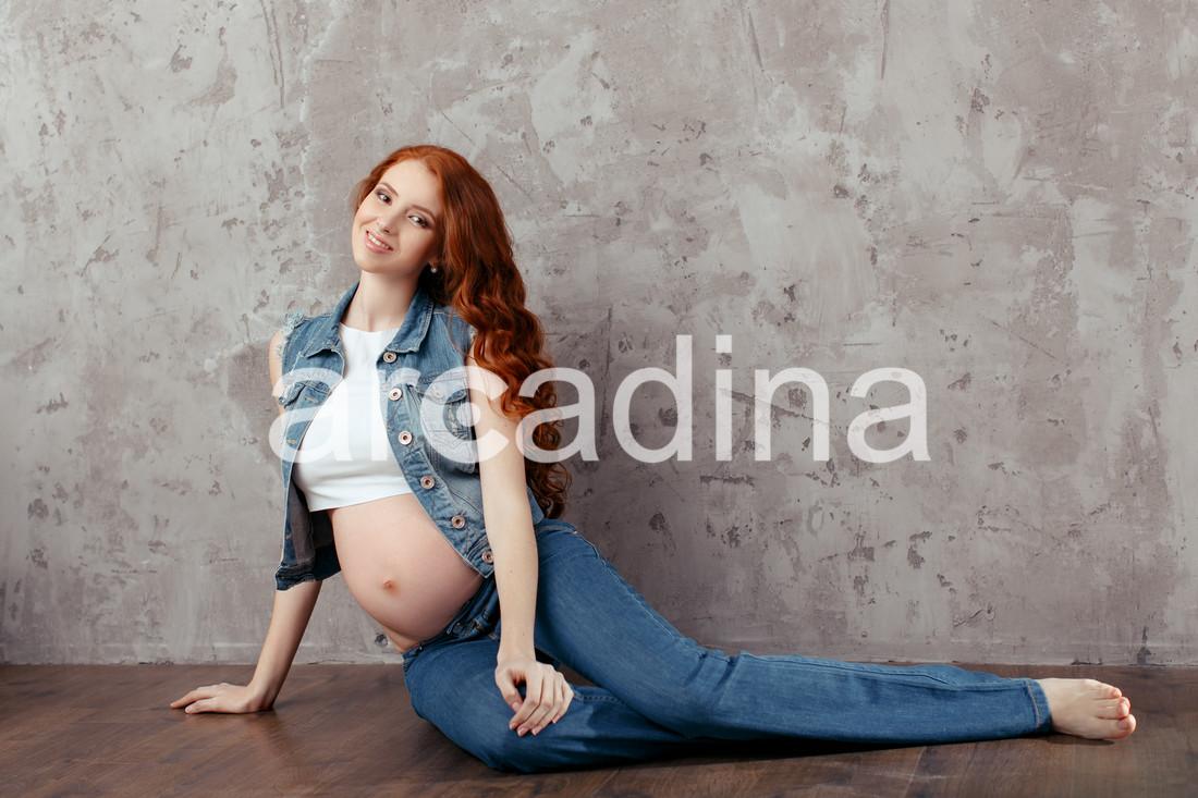 stockfresh_7071878_portrait-of-the-young-pregnant-woman_sizeXL_05e798