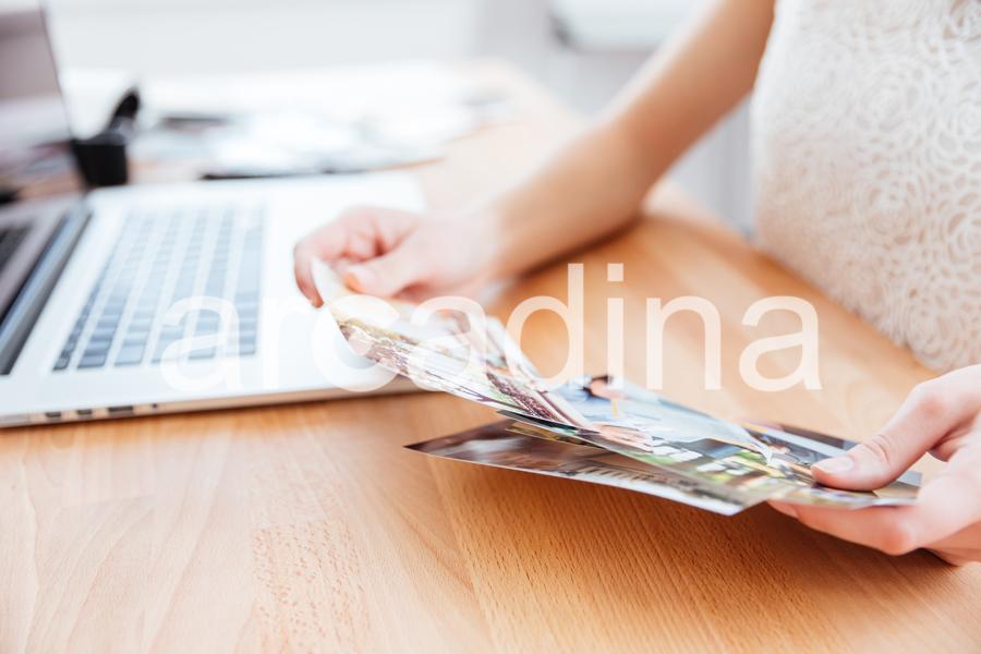 Rubenmefisto - stockfresh_6819875_photos-holded-by-young-woman-photographer-in-the-office_sizeXXL_f74111.jpg