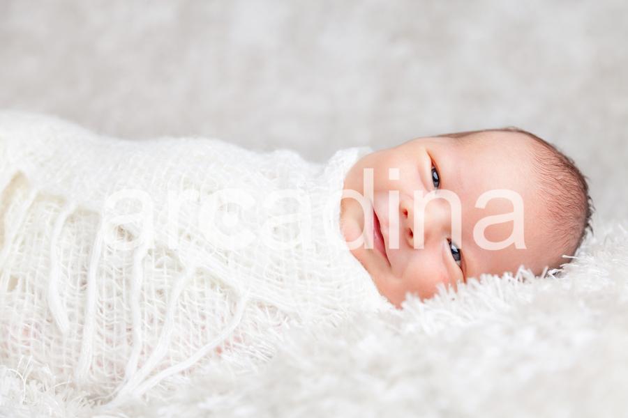 Rubenmefisto - stockfresh_7028248_beautiful-newborn-wrapped-in-a-blanket_sizeXXL_d22ca3.jpg